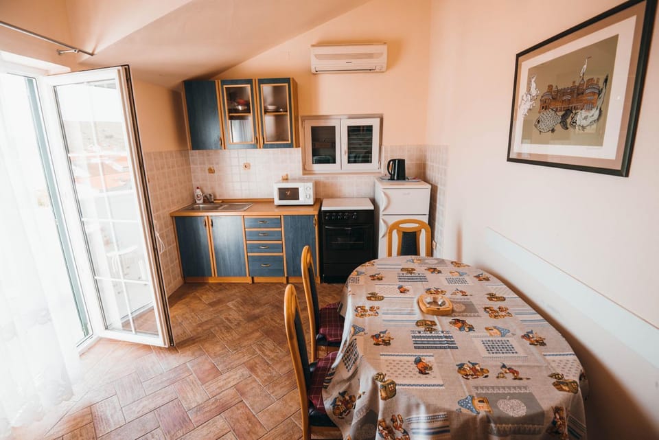 Coffee/tea facilities, Kitchen or kitchenette, Dining area