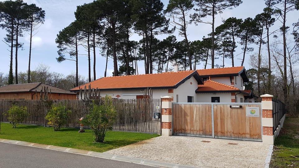 Property building, Facade/entrance, Parking, locker, safe