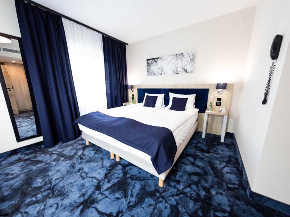 Bed, TV and multimedia, View (from property/room), Photo of the whole room, Decorative detail, Bedroom, Garden view