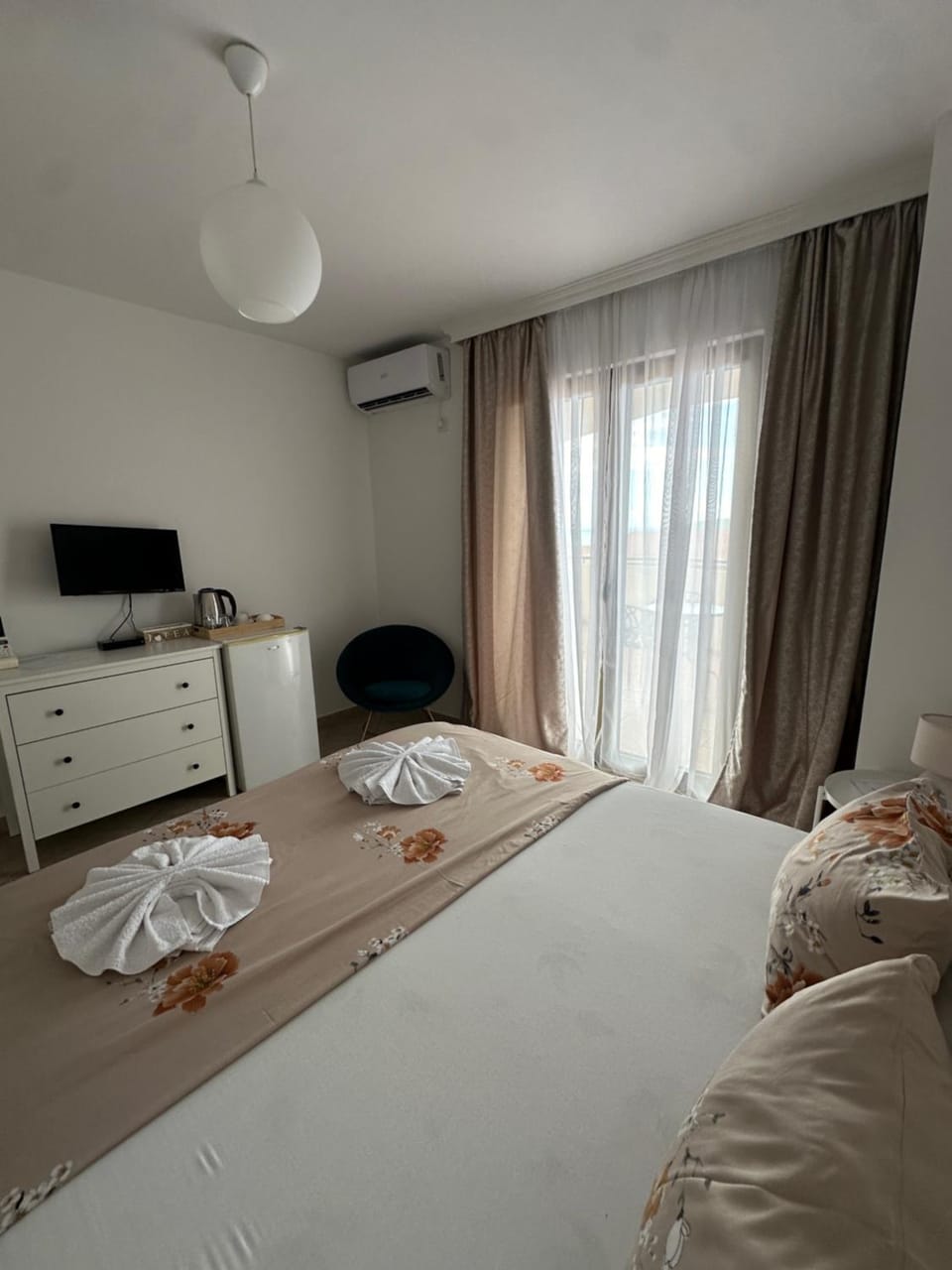 Bed, TV and multimedia, Bedroom, towels, air conditioner
