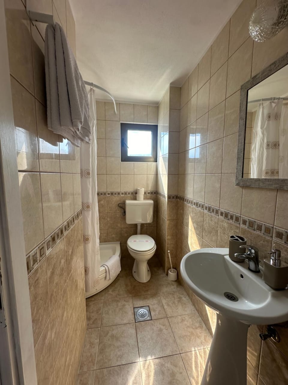 Shower, Toilet, Bathroom, towels