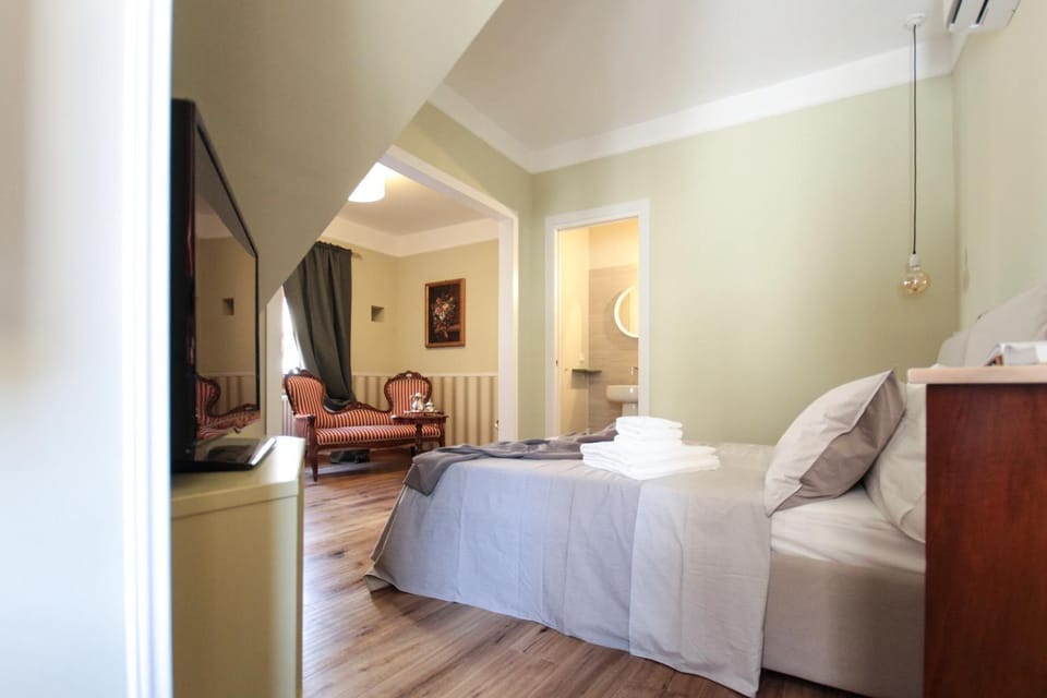 TV and multimedia, Photo of the whole room, Bedroom