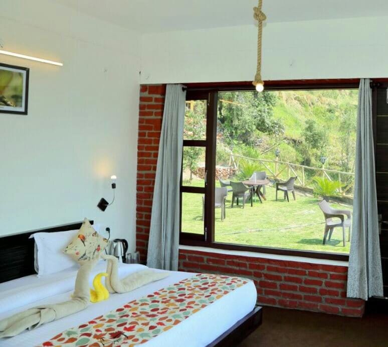 Bed, Bedroom, Garden view