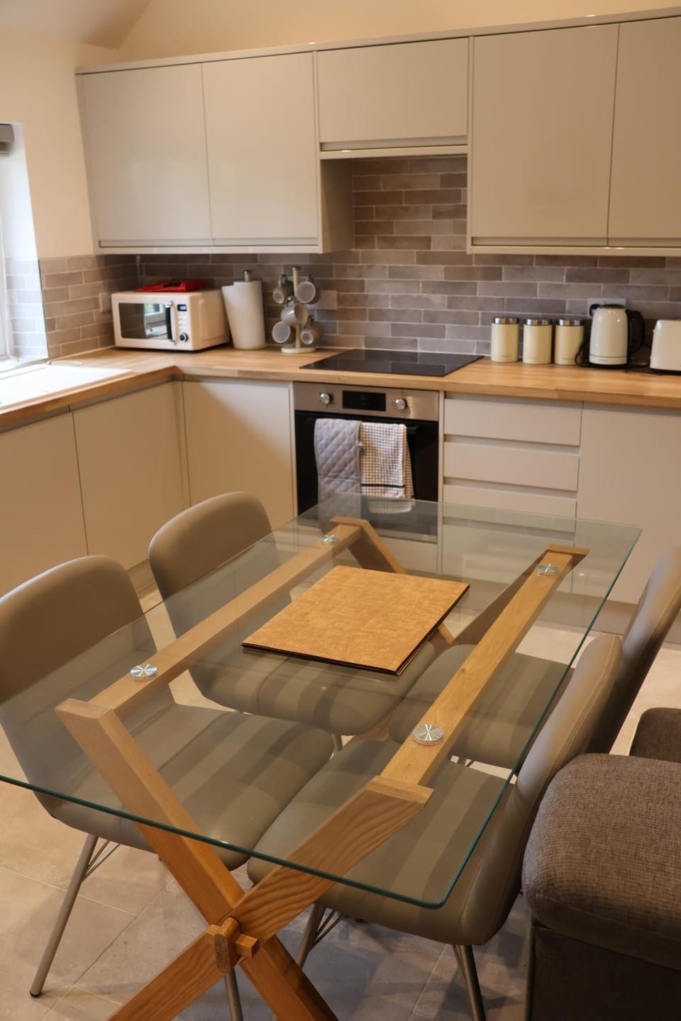 Coffee/tea facilities, Kitchen or kitchenette, Dining area