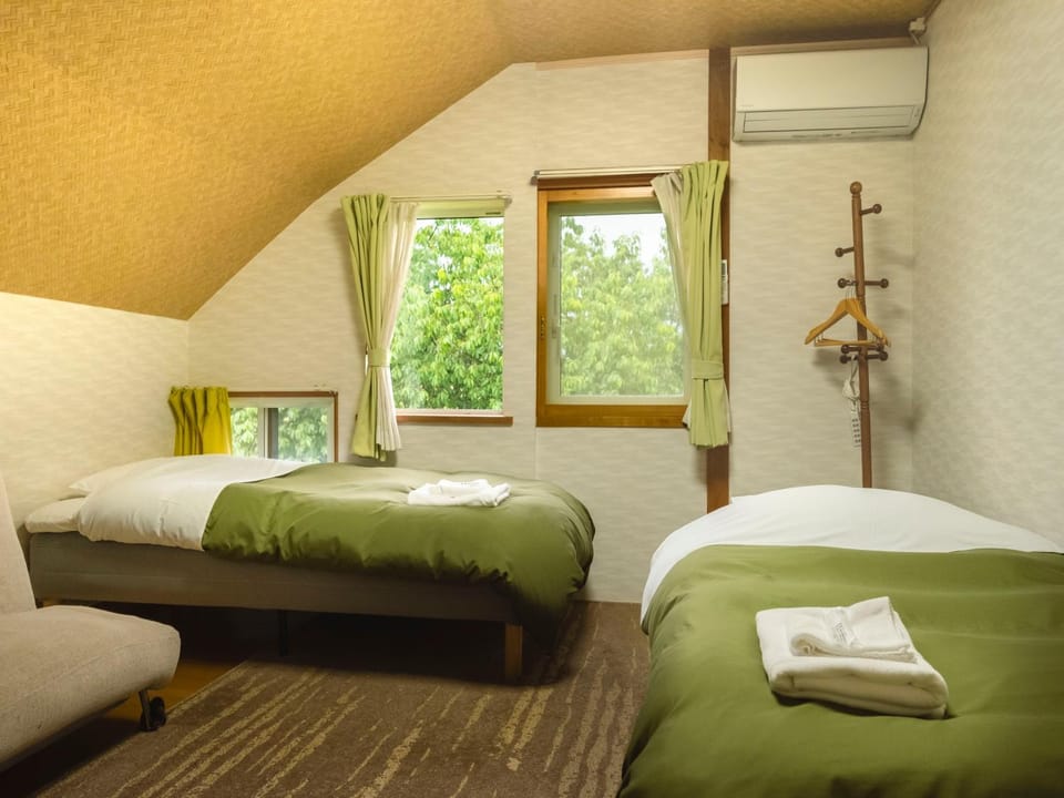 Bed, Photo of the whole room, Bedroom, towels, air conditioner