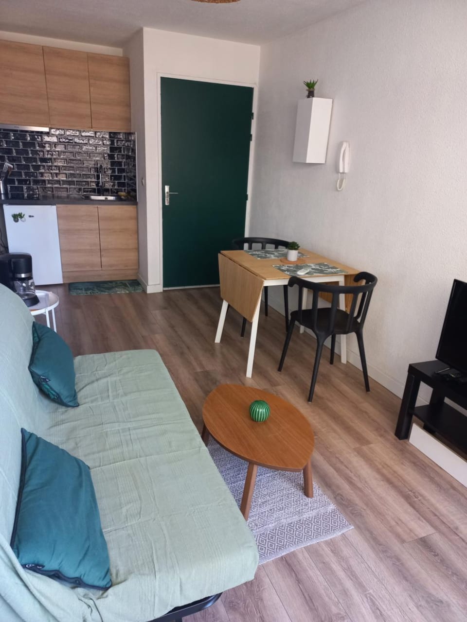 Kitchen or kitchenette, Living room