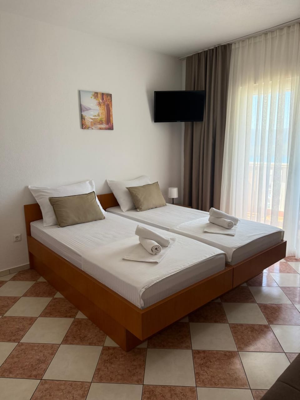 Bed, TV and multimedia, Bedroom