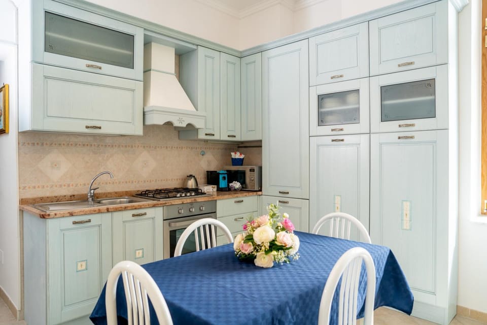 Coffee/tea facilities, Kitchen or kitchenette, minibar, pet friendly, kitchen