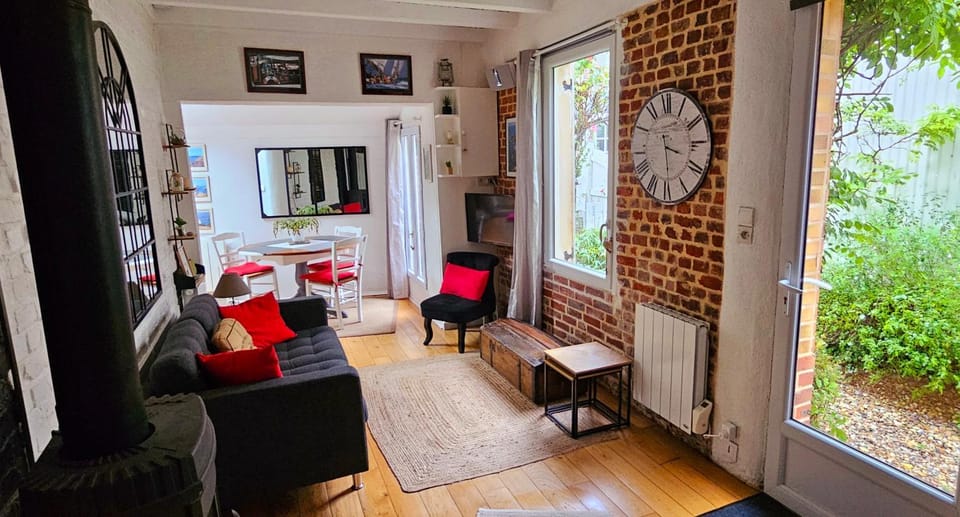 TV and multimedia, Living room, Seating area, Dining area