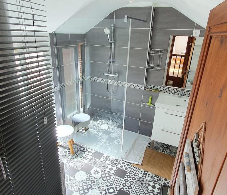 Shower, Toilet