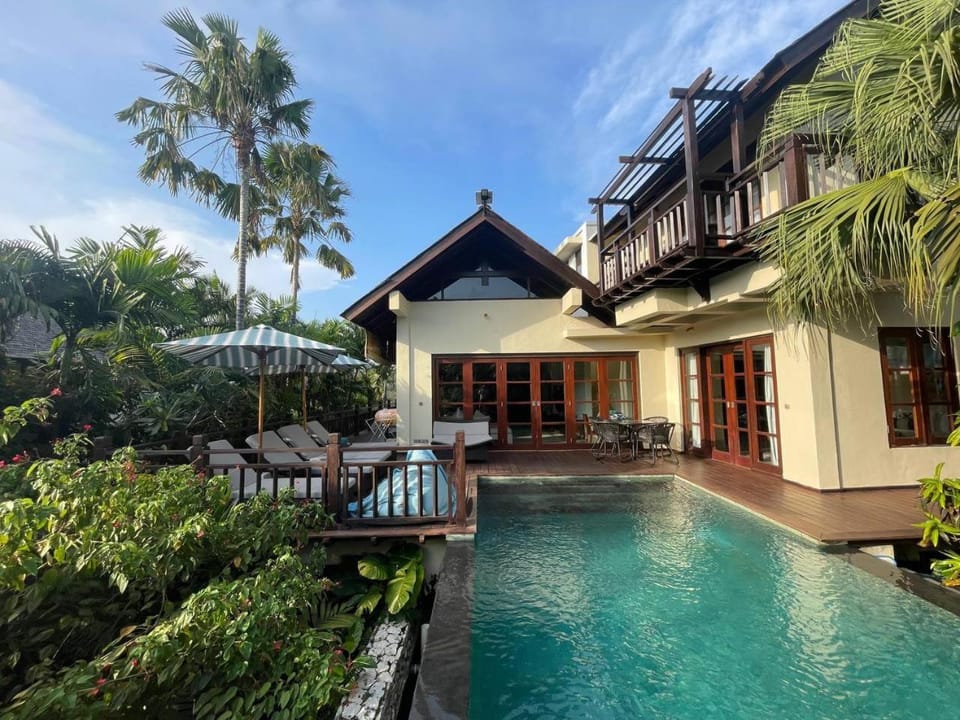 Property building, Pool view, Swimming pool, sunbed