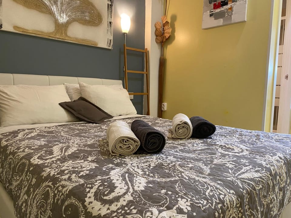 Bed, Photo of the whole room, Bedroom, towels