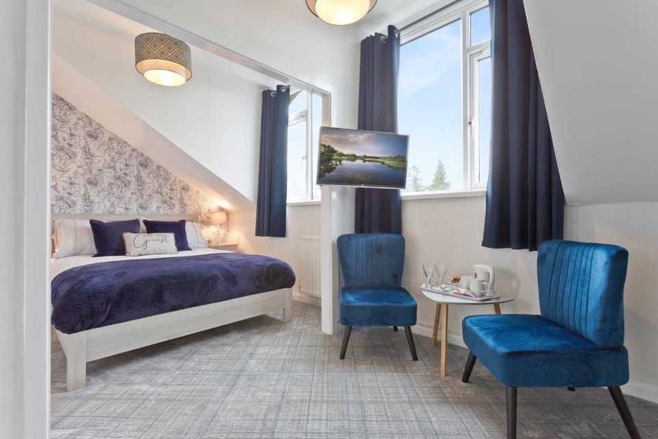 Bed, TV and multimedia, Seating area, Bedroom