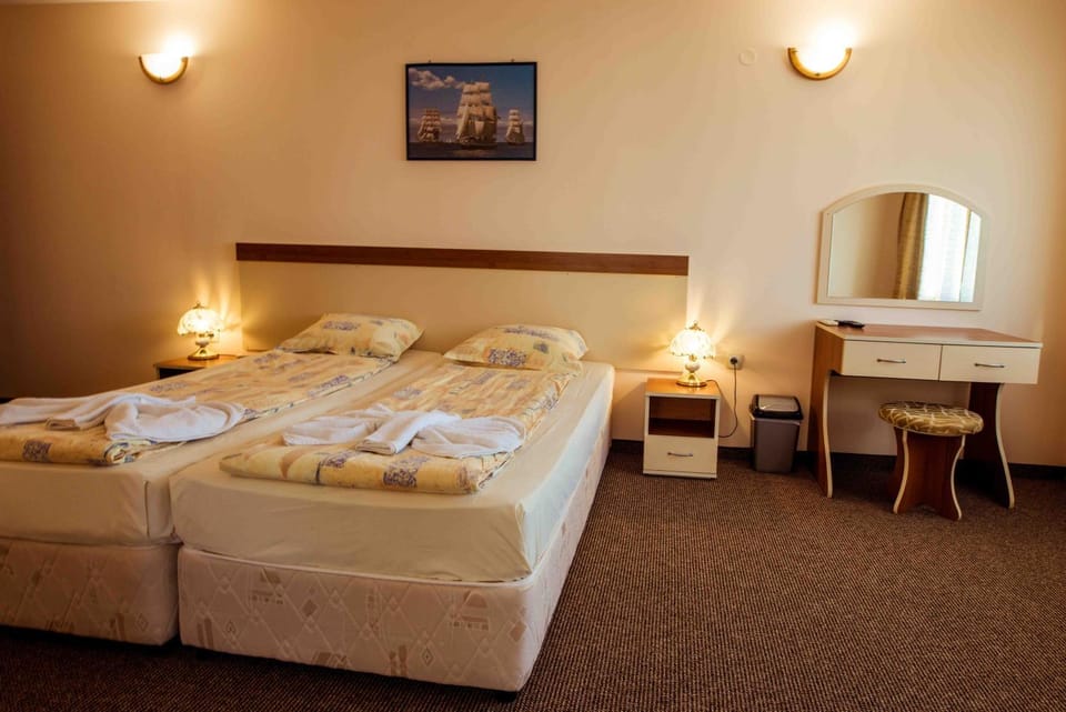 Photo of the whole room, Bedroom, towels