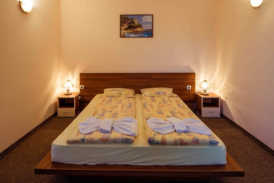 Photo of the whole room, Bedroom, towels