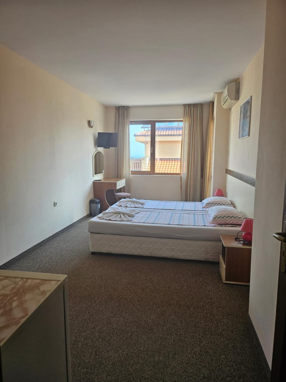 Bed, TV and multimedia, Photo of the whole room, Bedroom