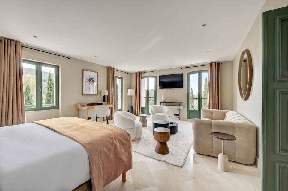Photo of the whole room, Seating area, Bedroom