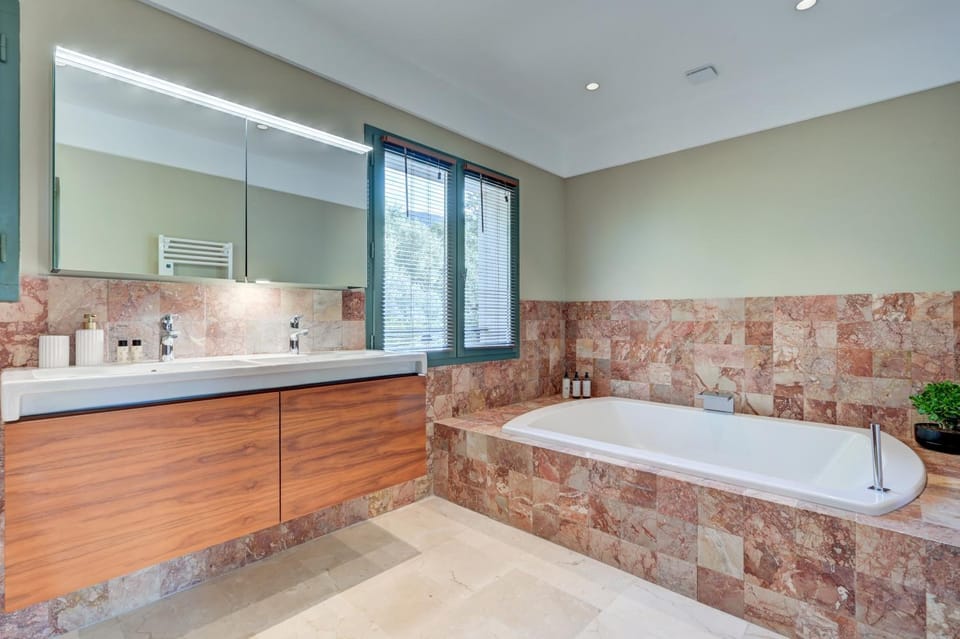 Bathroom, Bath