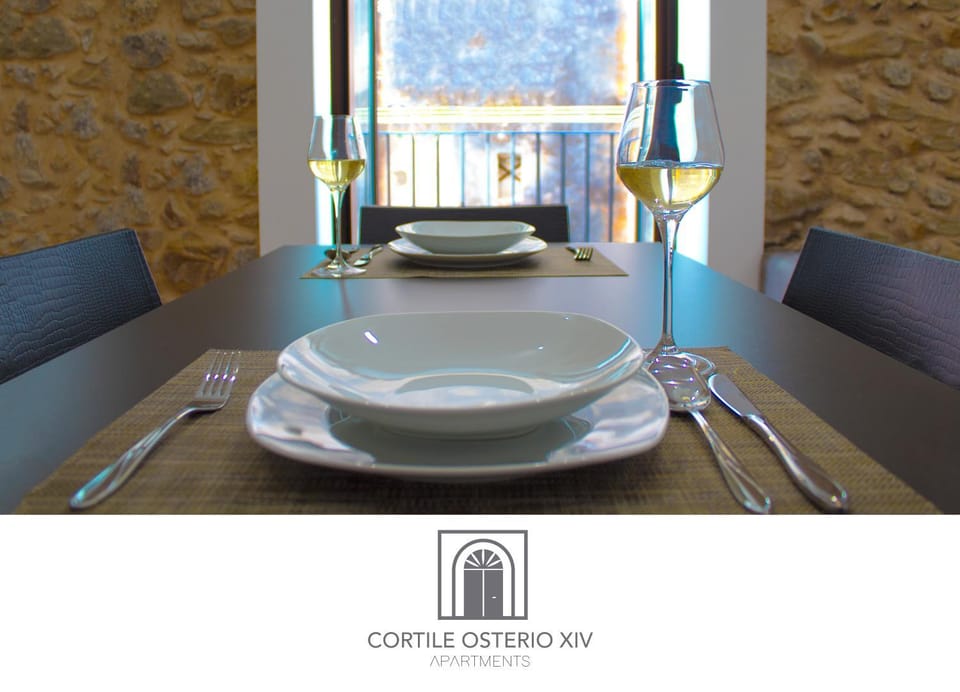 Balcony/Terrace, Dining area, Drinks, Inner courtyard view