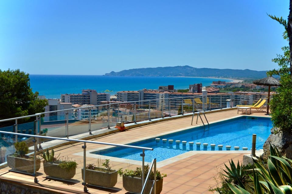 View (from property/room), City view, Landmark view, Mountain view, Pool view, Sea view, Swimming pool, Swimming pool, sunbed