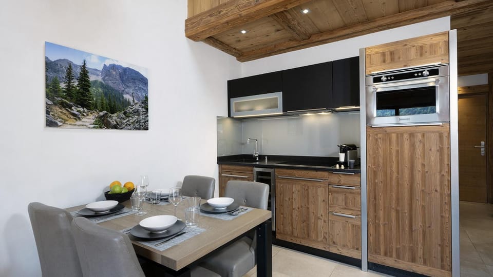 Kitchen or kitchenette, Dining area, dishwasher, oven