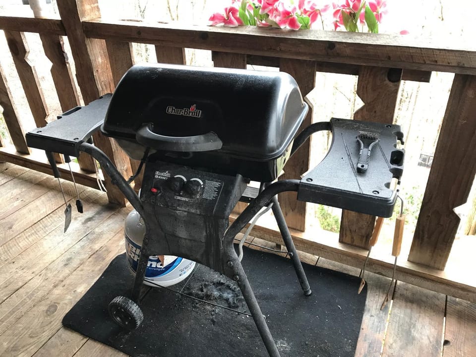 Authentic log home with hot tub, fireplace, fire pit and billiards ! Chalet in Gatlinburg