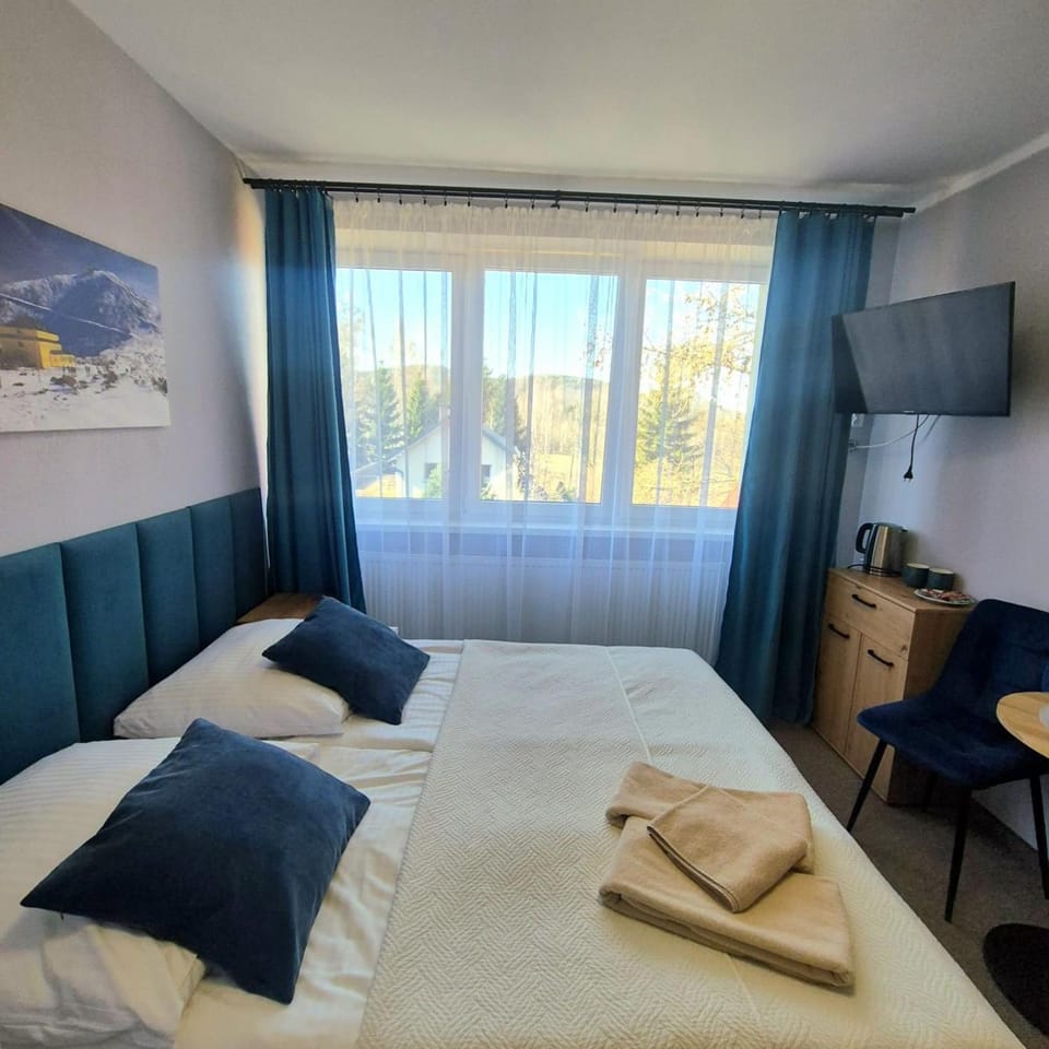 Bed, TV and multimedia, Photo of the whole room