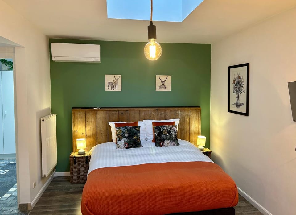 Photo of the whole room, Bedroom, air conditioner