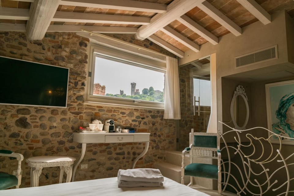 Regia Rosetta - Royal Rooms Borghetto Bed and Breakfast in Province of Brescia