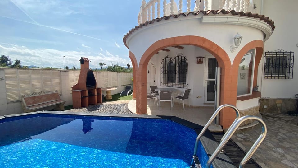 Off site, BBQ facilities, Balcony/Terrace, Swimming pool, Swimming pool