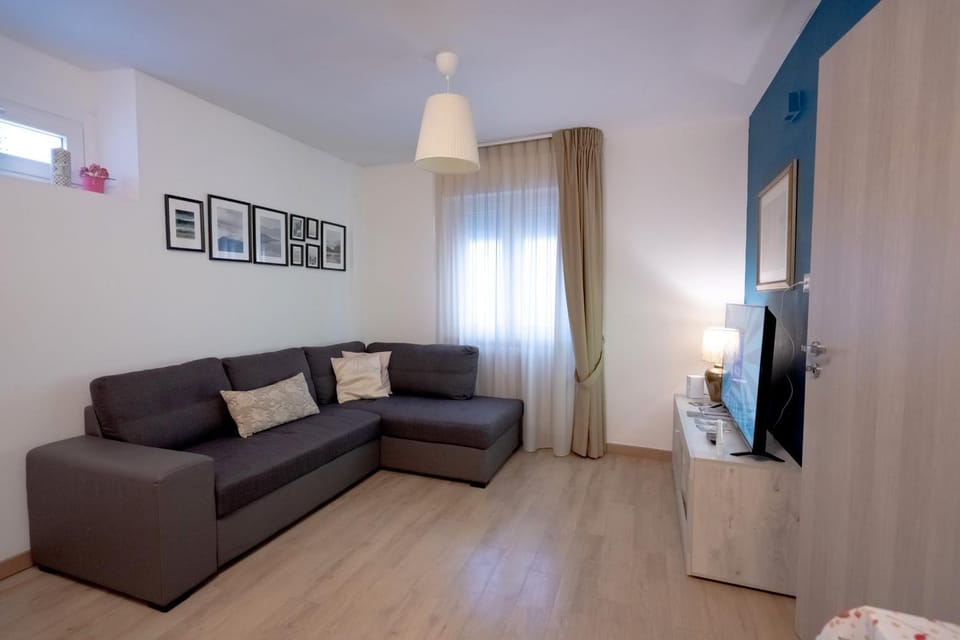 Property building, Bed, TV and multimedia, Living room, Diving