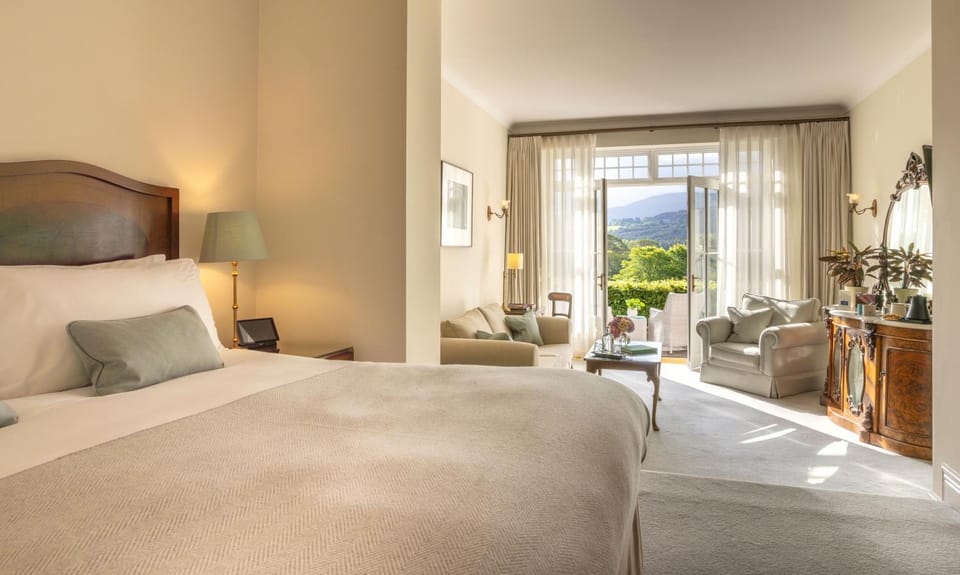 Bed, Natural landscape, Living room, Photo of the whole room, Seating area