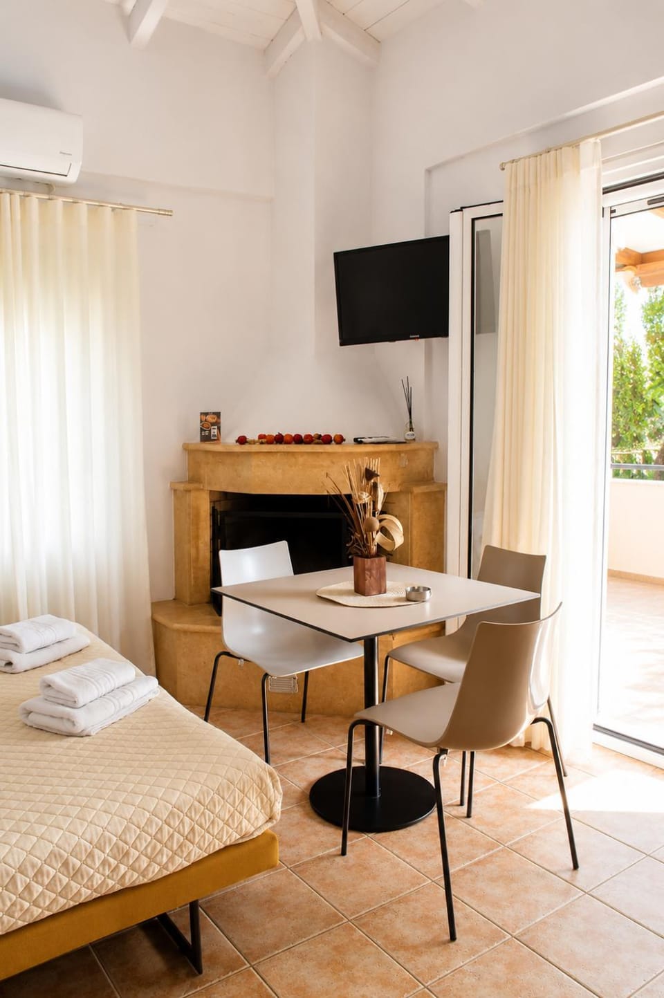 TV and multimedia, Living room, Seating area, Dining area, air conditioner