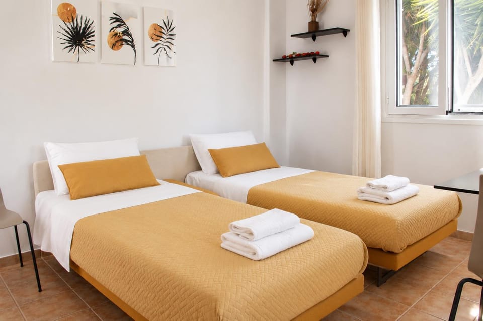 Bed, Bedroom, towels