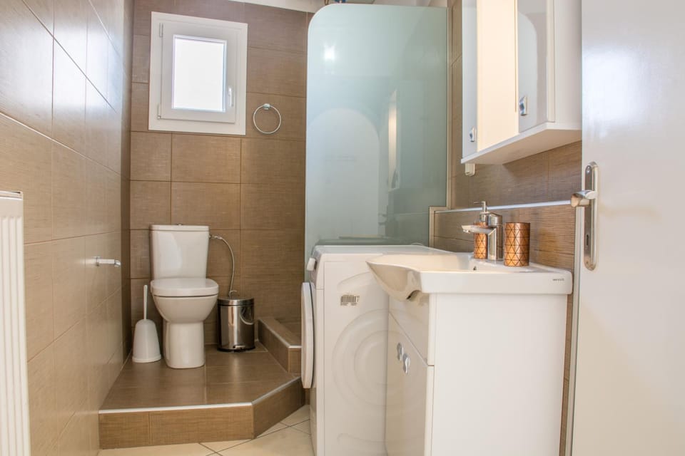 Shower, Toilet, Bathroom, towels