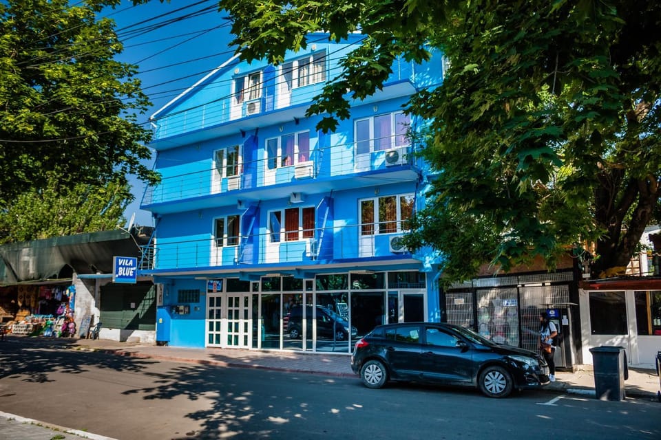 Property building, Day, Neighbourhood, Street view, Location, Parking
