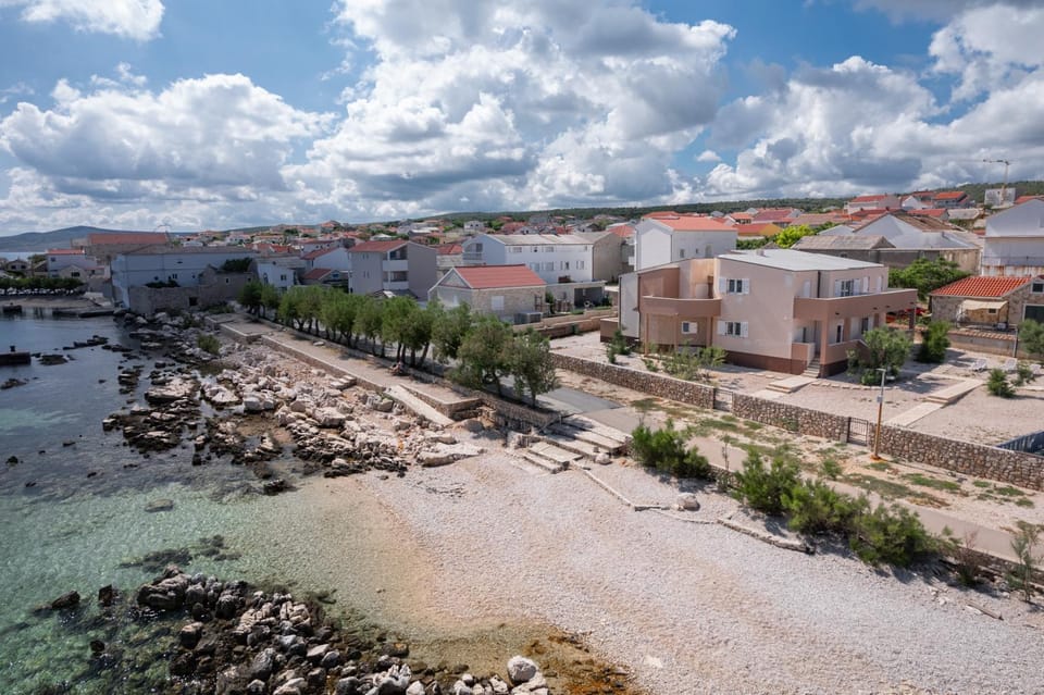 Property building, Neighbourhood, Bird's eye view, Beach, Street view, Location