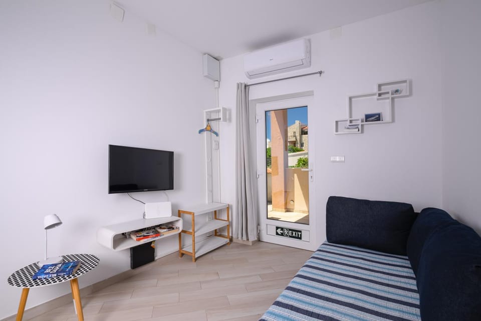 TV and multimedia, Living room, Seating area, air conditioner