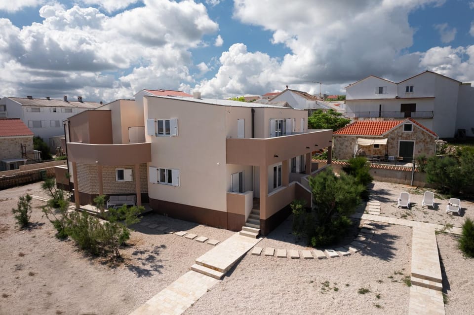 Property building, Neighbourhood
