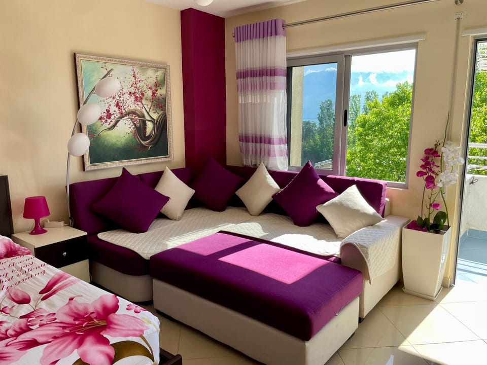 Photo of the whole room, Seating area