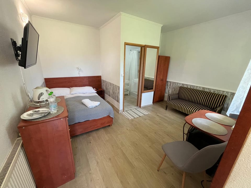 Bed, TV and multimedia, Photo of the whole room, towels
