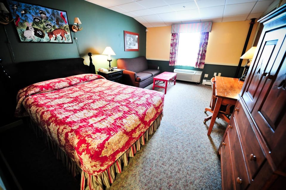 TV and multimedia, Seating area, Bedroom