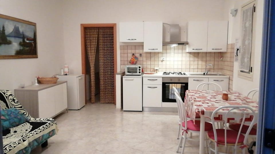Kitchen or kitchenette, Seating area, Dining area