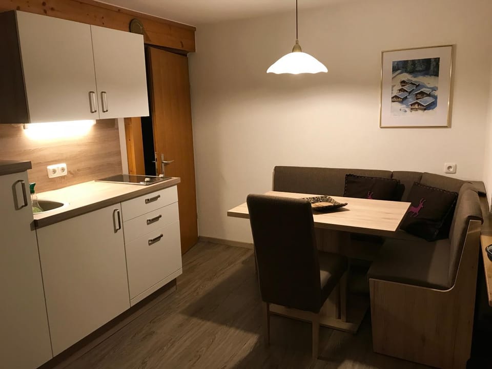 Kitchen or kitchenette, Seating area