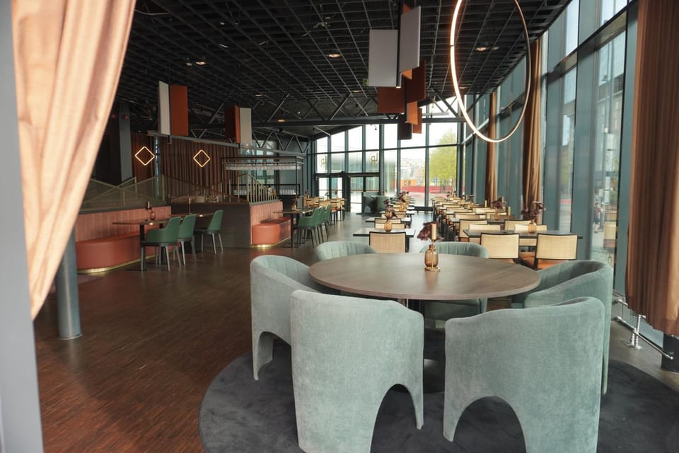 Restaurant/places to eat, Living room, Seating area