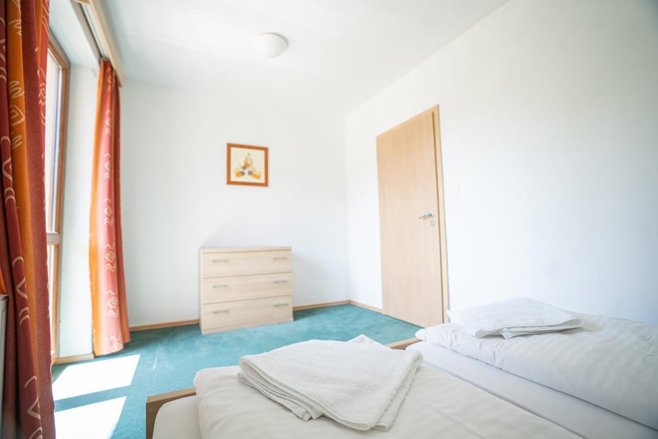Bed, towels