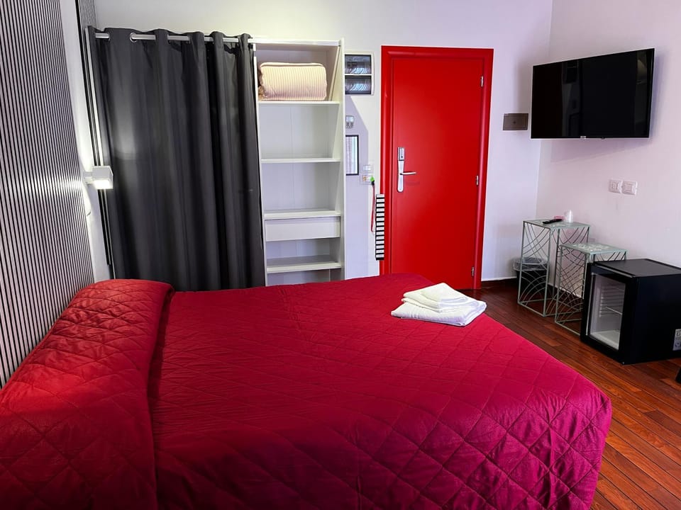 Photo of the whole room, Bedroom, towels