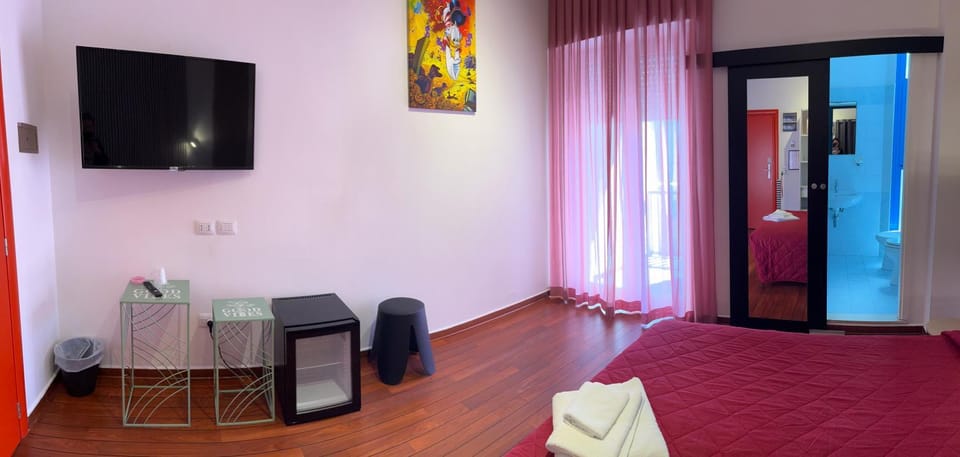 Photo of the whole room, Bedroom