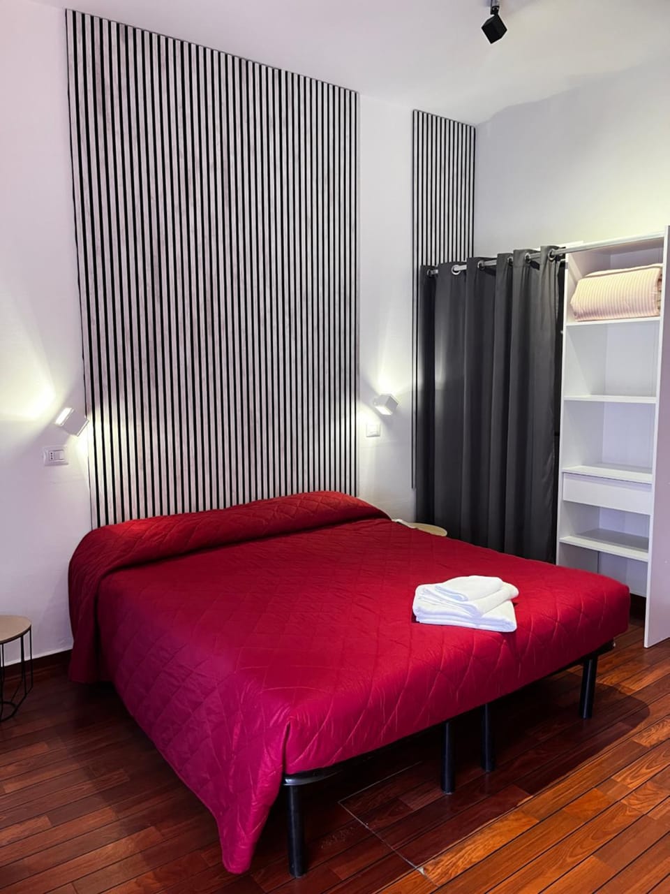 Bed, Photo of the whole room, Bedroom, towels