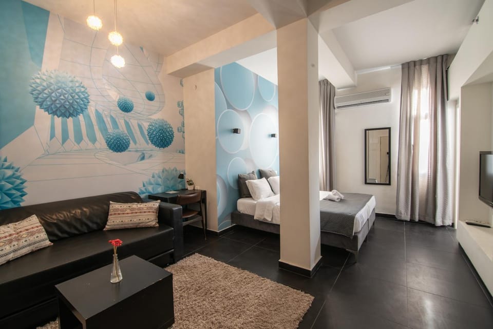 TV and multimedia, Decorative detail, Seating area, Bedroom
